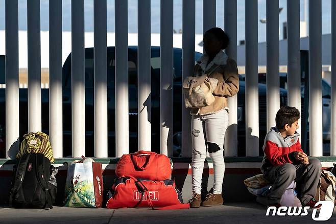 지난 2월29일(현지시간) 미국 캘리포니아주와 맞닿아 있는 멕시코 티후아나에서 이민자들이 미국으로 건너갈 차례를 기다리고 있다.  © AFP=뉴스1