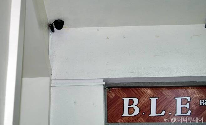 광주시 보건당국과 경찰이 코로나19 확진판정을 받은 신천지 광주교회 신도들과 접촉자를 파악하기 위해 지난달 24일 오후 광주 남구 백운동 신천지 공부방의 CCTV(폐쇄회로화면) 확인에 나섰다. /사진=뉴스1