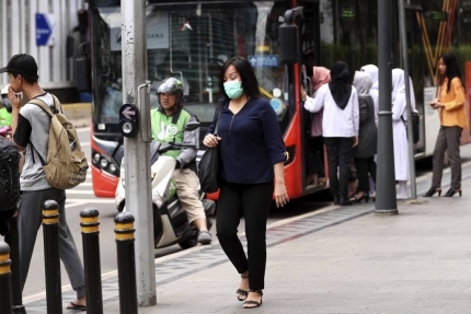 2일(현지시간) 인도네시아 수도 자카르타의 거리에서 한 여성이 마스크를 쓰고 보행하고 있다. 인구 4위 국가인 인도네시아에서 이날 처음으로 코로나19 확진자 2명이 발생했다고 보건 당국이 밝혔다. 2020.03.02. 뉴시스