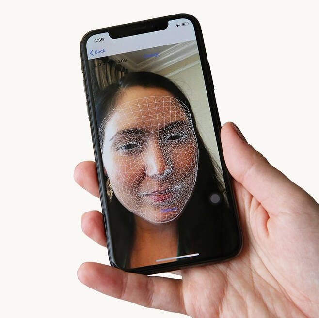 아모레퍼시픽 3D 프린팅 맞춤 마스크 팩의 얼굴 계측 장면.
