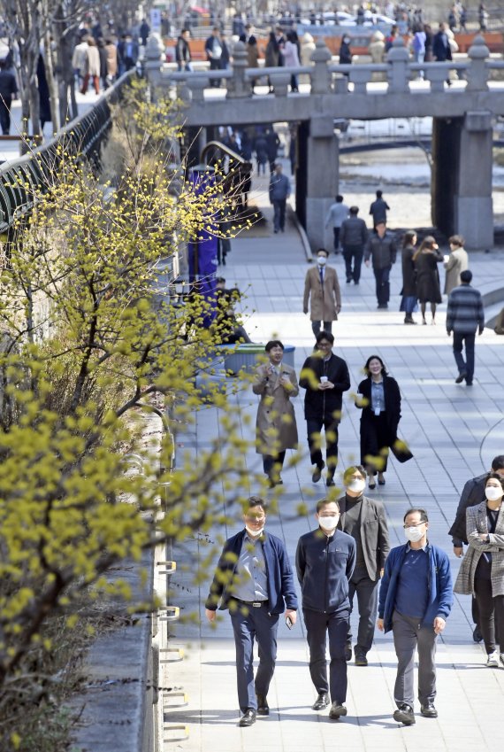 서울의 낮 기온이 17℃까지 오르는 등 포근한 봄 날씨를 보인 18일 시민들이 가벼운 옷차림으로 서울 청계천을 걷고 있다. 사진=박범준 기자