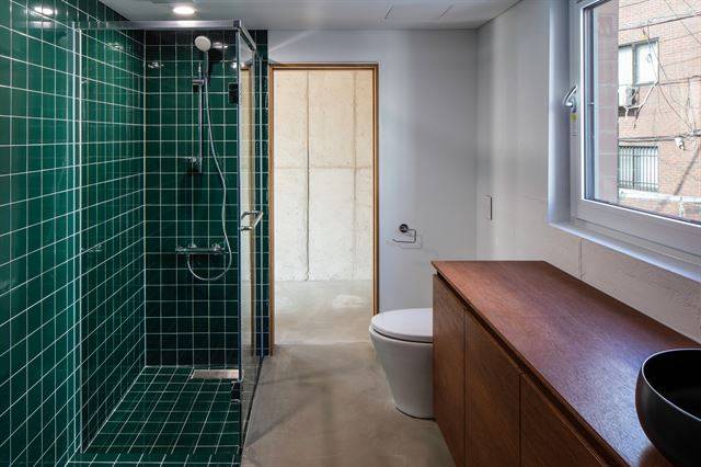 2층 거실 뒤편에는 청록색 타일을 붙인 남자 화장실이 있다. ©진효숙 건축사진작가