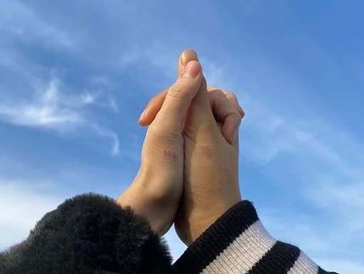 설현과 지민이 지난해 11월 각각 손에 ‘MA’와 ‘TE’를 새겨 손을 잡으면 ‘MATE’가 되는 사진을 공개했다.