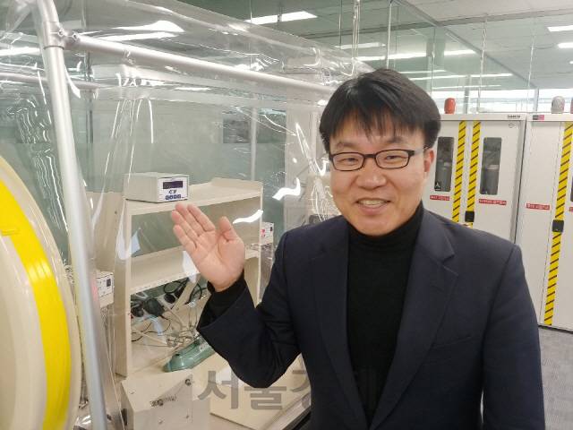 박한수 광주과학기술원(GIST) 교수 겸 지놈앤컴퍼니 대표가 17일 판교테크노밸리 연구소에서 피부 마이크로바이옴 균주 배양 실험과정을 설명하고 있다. /고광본선임기자