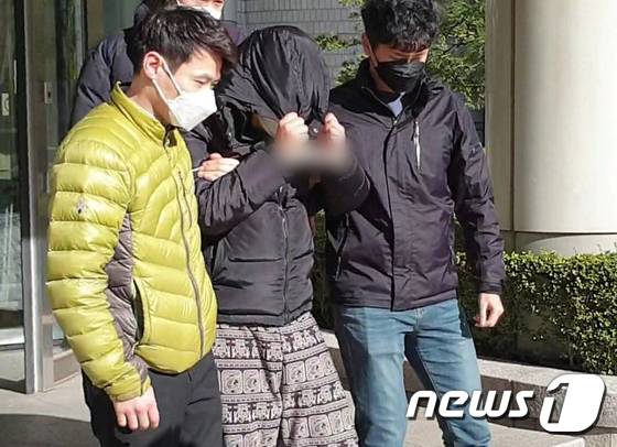 텔레그램에서 미성년자를 성적으로 착취하는 내용의 영상물을 공유하는 ‘n번방’ 사건의 핵심 피의자인 ‘박사’로 지목되는 20대 남성 조모씨가 지난 19일 서울 서초구 서울중앙지법에서 구속 전 피의자심문을 마치고 법원을 나서고 있다./사진=뉴스1