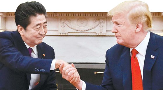 아베 총리와 트럼프 미 대통령의 개인적 신뢰가 미국과 일본은 뜨거운 밀월관계로 이어지고 있다는 평가가 나온다. 사진은 2018년 6월 미국 백악관에서 만난 두 정상.[중앙포토]