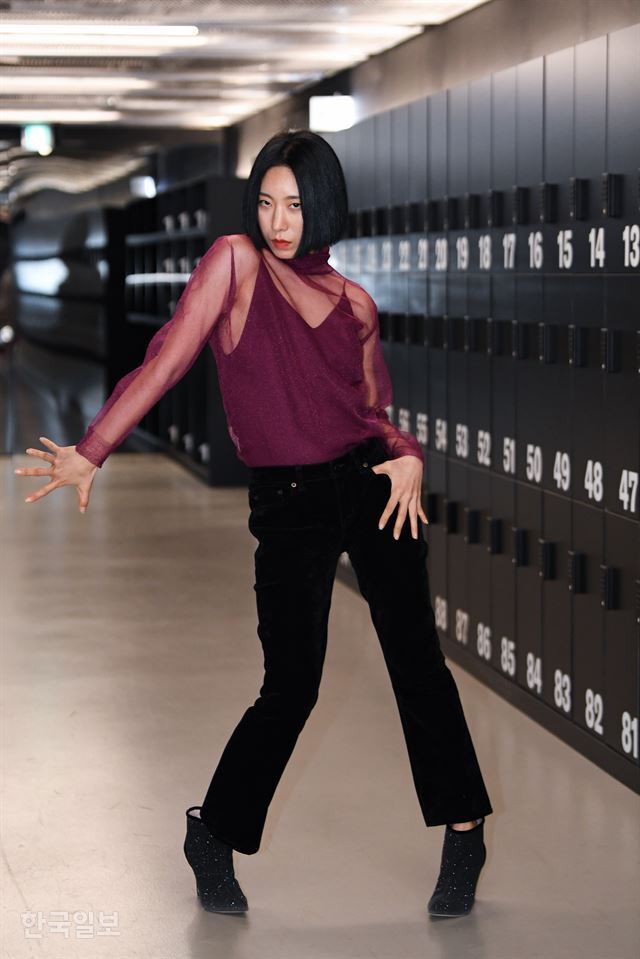 18일 서울 성동구에 위치한 원밀리언 댄스 스튜디오의 공동대표이자 수석안무가인 리아킴이 즉흥적인 안무를 선보이고 있다. 정준희 인턴기자