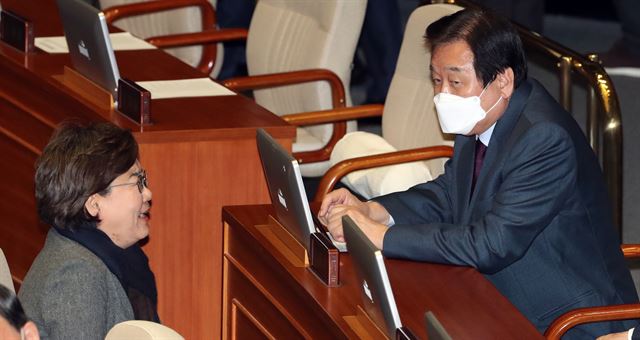 김무성(오른쪽) 미래통합당 의원이 17일 오후 서울 여의도 국회에서 열린 본회의에서 이혜훈 의원과 대화를 하고 있다. 뉴스1