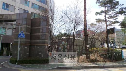 김경천 장군이 살았던 서울 종로구 사직동 집터. 아파트 단지로 변해 있고 뒤쪽이 캠벨 선교사 주택이 있는 야트막한 구릉지대다. 현재 남아 있는 김경천의 유일한 거주 흔적이다. 김경천 장군이 살았던 서울 종로구 사직동 집터. 아파트 단지로 변해 있고 뒤쪽이 캠벨 선교사 주택이 있는 야트막한 구릉지대다. 현재 남아 있는 김경천의 유일한 거주 흔적이다.