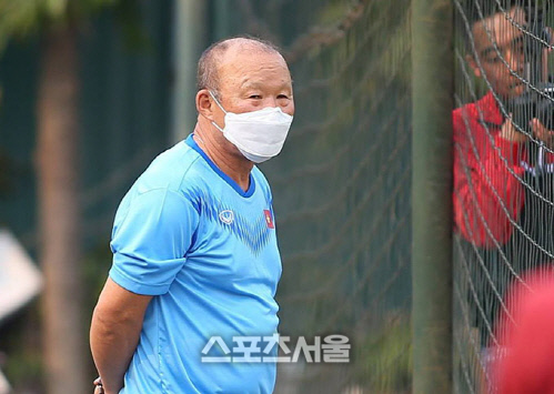 박항서 감독이 코로나19 여파로 마스크를 쓰고 있다. 출처 | 베트남 매체 ‘봉다’