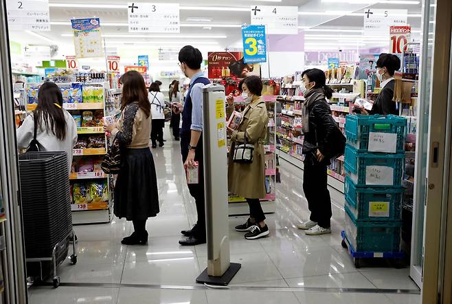 26일 일본 도쿄에서 시민들이 마스크를 사기 위해 줄을 서고 있다. 도쿄/로이터 연합뉴스