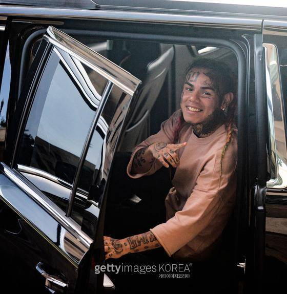HOUSTON, TX - AUGUST 22: Rapper Tekashi69, real name Daniel Hernandez and also known as 6ix9ine, Tekashi 6ix9ine, Tekashi 69, leaves after his arraignment on assault charges in County Criminal Court #1 at the Harris County Courthouse on August 22, 2018 in Houston, Texas. (Photo by Bob Levey/Getty Images)