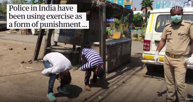 인도 경찰이 외출 금지를 어긴 주민들에게 스쿼트 등 운동 벌칙을 시키고 있다. ｜가디언 유튜브 갈무리