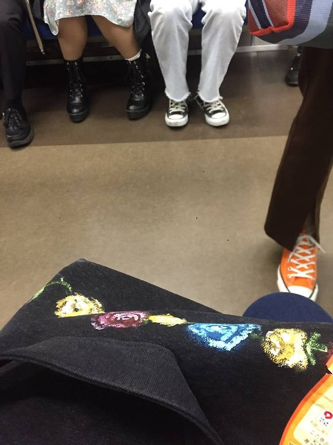 박정원씨는 코로나19에도 일본 지하철엔 마스크를 쓰지 않은 사람들이 가득하다고 전했다. /사진=독자제공