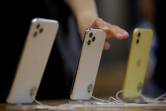 코로나19 여파로 애플이 올해 5세대 이동통신(5G) 스마트폰 출시를 연기할 것이라는 전망이 나왔다. 사진은 지난해 출시한 아이폰11 시리즈. /사진=로이터