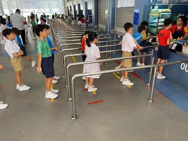 싱가포르 한 공립학교 매점에서 학생들이 거리를 두고 줄을 선 모습 [옹 예 쿵 교육부장관 페이스북 캡처. 재판매 및 DB 금지]
