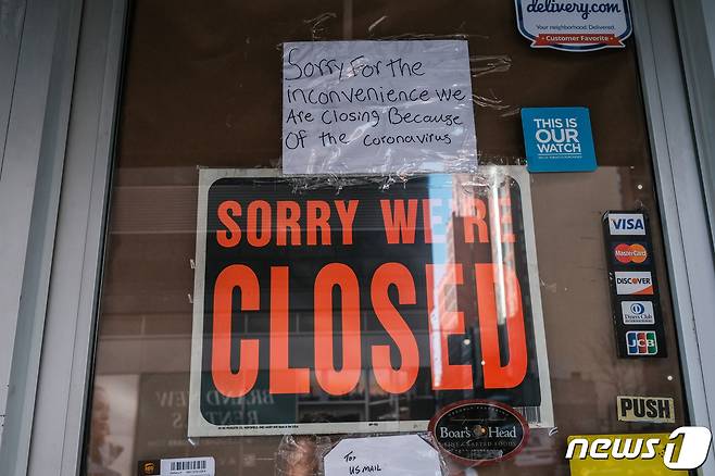 뉴욕 브루클린 자치구에서 코로나19 여파로 문을 닫은 가게 모습. © 로이터=뉴스1