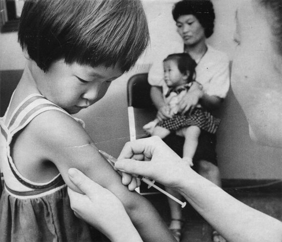 1980년대 어린이들이 전염병 예방 주사를 맞고 있는 모습.