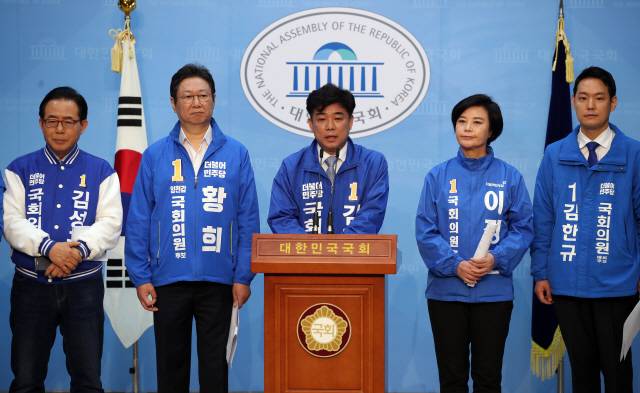 김병욱(왼쪽 세 번째) 더불어민주당 의원이 27일 국회에서 열린 부동산 대책 합동 기자회견에서 종부세 감면 관련 공약을 발표하고 있다. /연합뉴스