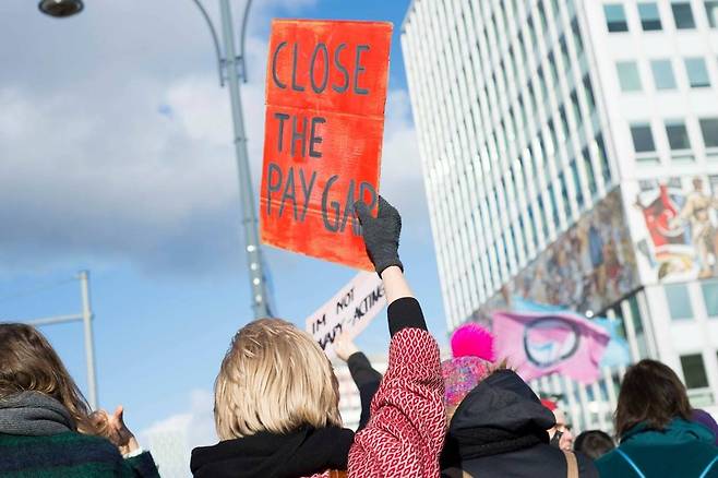 2019년 3월8일 독일 베를린에서 열린 세계 여성의 날 집회에 참가한 한 여성이 ‘성별 임금격차 철폐’라고 쓴 문구를 들고 행진하고 있다. 여성 파업 베를린 지부 제공