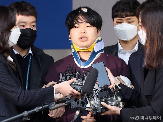 텔레그램 성착취 대화방 운영자 조주빈이 25일 오전 서울 종로경찰서에서 검찰로 송치되고 있다. / 사진=김창현 기자 chmt@