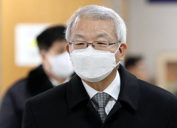 마스크 쓴 양승태 전 대법원장 - 사법행정권 남용 의혹을 받는 양승태 전 대법원장이 지난 21일 오후 마스크를 쓴 채로 법원에 들어서고 있다. 2020.2.21 연합뉴스