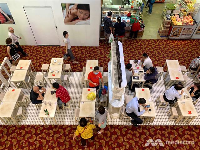 싱가포르 한 카페 좌석에 간격을 두고 ‘앉지 마라’는 뜻의 X표가 붙어 있다. 채널뉴스아시아 캡처