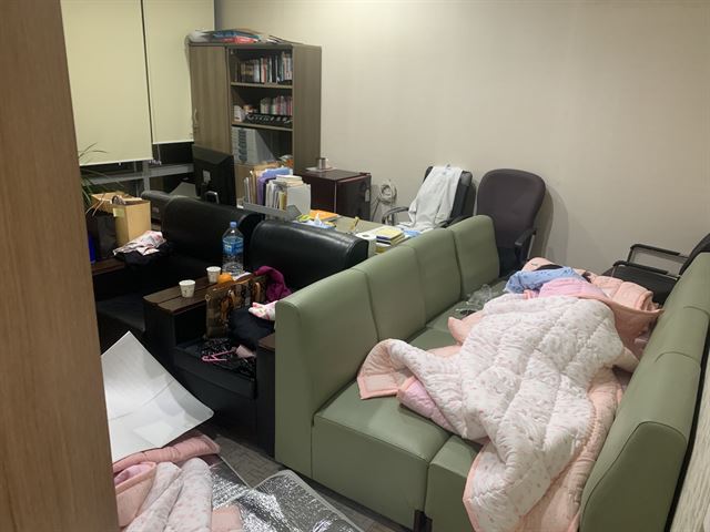 제이미주병원 의료진들이 11층 진료실에 마련된 임시 소파에서 쪽잠을 자고 있다. 제이미주병원 제공
