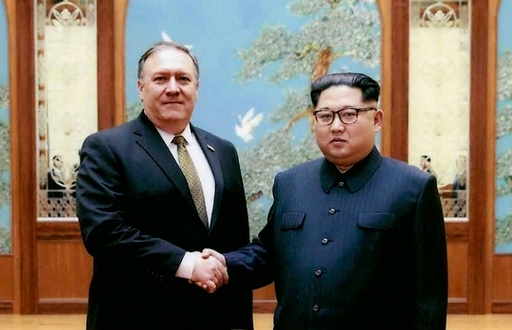2018년 4월 북한 평양을 방문한 마이크 폼페이오 미국 국무장관(왼쪽)이 김정은 북한 국무위원장과 악수하고 있다. 뉴시스