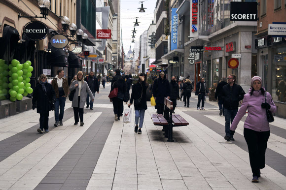 지난 25일(현지시간) 스웨덴 스톡홀름의 주요 쇼핑로에 많은 시민들이 코로나19에 구애받지 않고 지나가는 모습을 AP통신이 30일 타전했다. 인구밀도가 낮은 스톡홀름의 거리는 늘 조용하다. 하지만 코로나19가 빠르게 퍼지고 있는 지금도 인적이 드문 편은 아니라고 AP는 전했다.스톡홀름 AP 연합뉴스