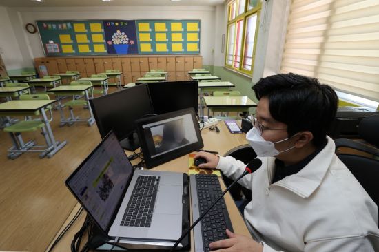 30일 오전 서울 송파구 거여동 한 초등학교 교실에서 교사가 학생들과 원격수업을 진행하고 있다. [이미지출처=연합뉴스]