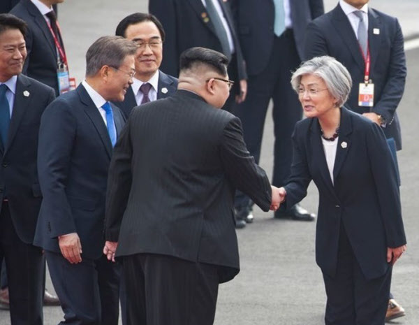강경화(맨 오른쪽) 외교부 장관이 2018년 판문점에서 김정은 북한 국무위원장과 악수하고 있다. /공동취재단