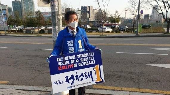 정청래 더불어민주당 서울 마포을 국회의원 후보가 3월 31일 오전 디지털미디어시티역 3번 출구에서 출근인사에 나섰다. 높은 인지도를 갖춘 정 후보를 알아본 시민들은 스스럼없이 다가와 주먹인사를 나누고 손뼉을 마주쳤다. 사진=송주용 기자