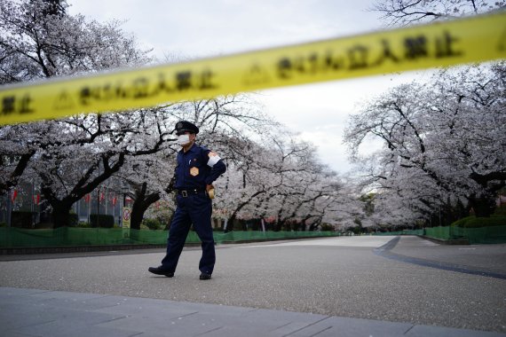 코로나 확산을 우려해 일본의 벚꽃 명소인 도쿄 우에노 공원 일부 지역에 출입금지가 내려졌다. AP뉴시스