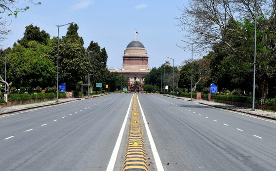 25일 국가봉쇄령이 내려 인도 뉴델리 시내의 도로가 텅 비어있다. [신화=연합뉴스]