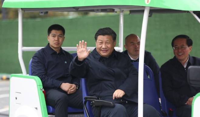 마스크 벗고 주민들 만난 시진핑 - 시진핑 중국 국가주석이 30일 마스크를 쓰지 않은 채 저장성 안지현의 시골 마을인 위촌을 시찰하면서 길가에 나온 주민들에게 손을 들어 인사하고 있다.인민망 한국어판 캡처 2020-03-31