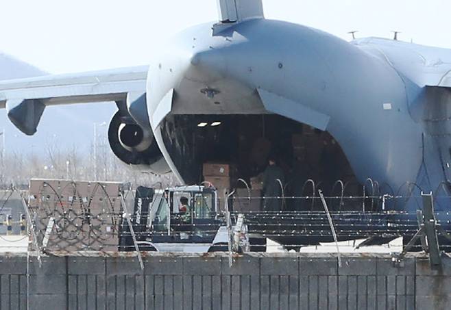 지난달 27일 인천국제공항에 북대서양조약기구(나토·NATO)의 C-17 글로브마스터 수송기가 한국산 방호복과 코로나19 진단키트를 싣기 위해 착륙해 있다. (사진=뉴스1)
