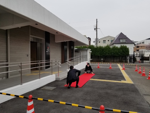 일본 정부 관계자들이 30일 개관식을 하기 위에 산업유산정보센터 앞마당에 레드카펫을 깔고 있다. 도쿄=김청중 특파원 