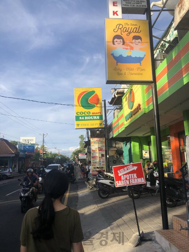 바이크로 북적이는 편의점 앞마당