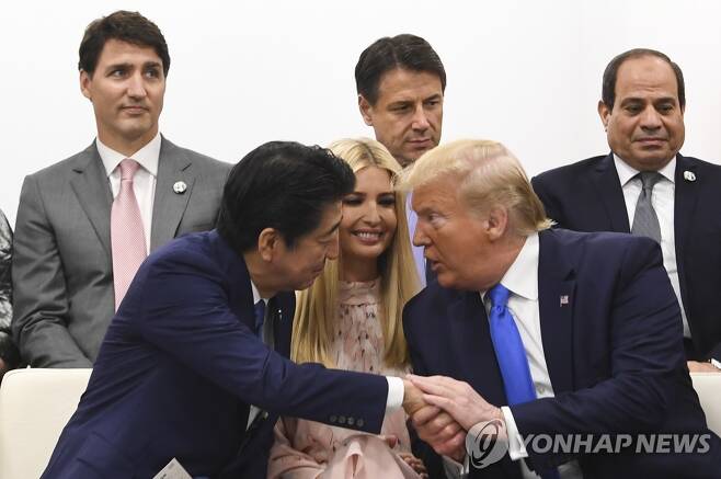 G20에서 만나 악수하는 아베 신조 일본 총리와 도널드 트럼프 미국 대통령 [EPA=연합뉴스]