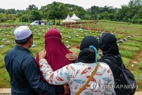 코로나19 희생자 장례식 후 슬퍼하는 유족 [AFP=연합뉴스]