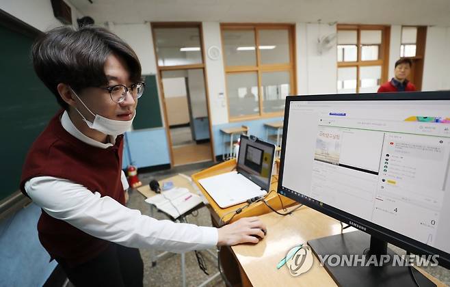 일선학교 온라인 개학 준비에 '분주' (광주=연합뉴스) 박철홍 기자 = 1일 오전 광주 북구 서강고등학교에서 오는 9일부터 단계적으로 시작하는 초중고 온라인 개학에 대비해 교사가 온라인 시범 수업을 하고 있다. 2020.4.1