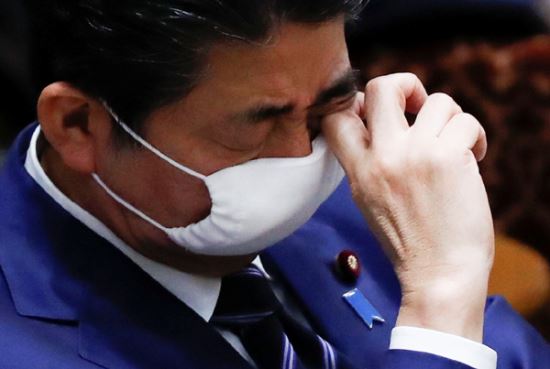 1일 참의원 결산위원회에 참석한 아베 총리가 마스크를 착용한 채 눈을 비비고 있다. 로이터연합