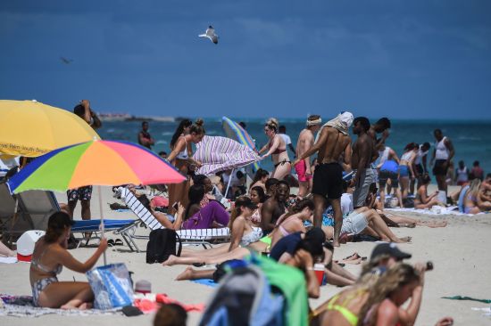 지난달 18일(현지시간) 미국 플로리다 주 마이애미 해변에 신종 코로나바이러스 감염증(코로나19) 확산 우려에도 피서객들이 몰려 있다. AFP연합뉴스