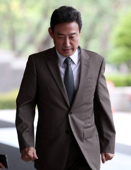 ‘법관사찰?재판개입’ 이규진 부장판사 검찰 소환 - 법관사찰과 재판개입 등 양승태 사법부 시절 여러 의혹에 연루된 이규진 서울고법 부장판사가 23일 오전 서울중앙지검에 피의자 신분으로 소환되고 있다. 2018.8.23 연합뉴스