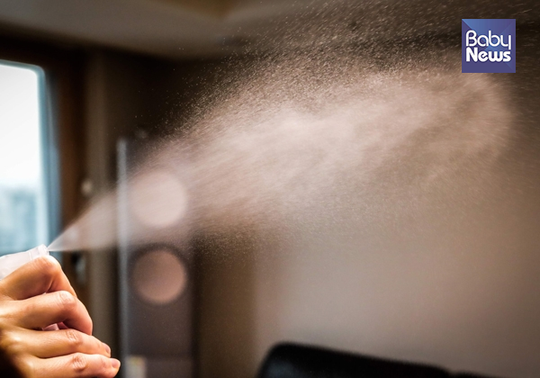 소금과 수돗물을 더해 전해수기로 만든 살균수는 생활용품의 소독, 손과 발의 살균, 가정 청소 등의 목적으로 사용되는데, 대다수의 전해수기가 뿌리는 형태로 제작돼 락스 성분인 차아염소산나트륨을 흡입할 위험이 있다. 김재호 기자 ⓒ베이비뉴스