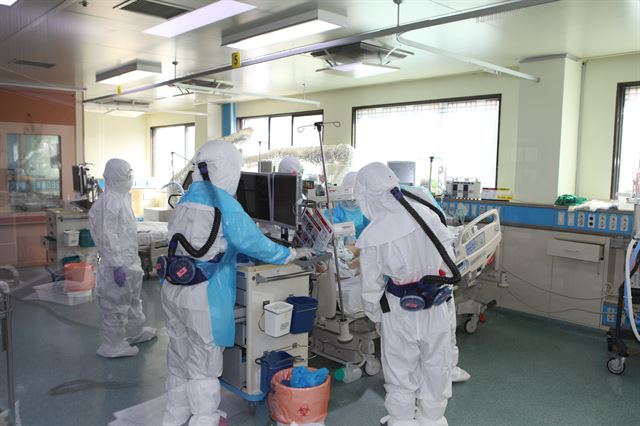 경북대병원 의료진들이 음압격리병상에서 PAPR 방호복을 입고 신종 코로나바이러스 감염증(코로나19) 확진자를 치료하고 있다. 경북대병원 제공
