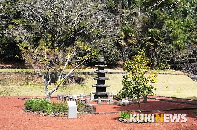 보물 제1187호로 지정되어 있는 원당사지5층석탑이다. 고려시대 때인 1300년 (충렬왕 26)에 원나라 황제가 황태자를 얻기 위해 축조했다고 구전되고 있다. 현재는 조계종의 불탑사 경내에 있으며 맞은편에 태고종의 원당사가 있다.