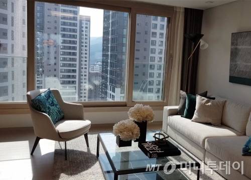 과천 푸르지오 써밋 주택 내부 유리창 모습/사진= 박미주 기자