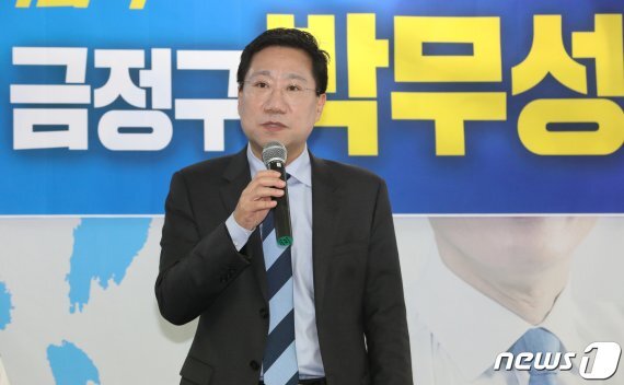 양정철 민구연구원장이 3일 오후 더불어민주당 부산 금정구 박무성 국회의원 후보 사무실을 찾아 발언을 하고 있다.